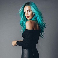 Quantum Love Ombre Bluish Green Wigs Long Curly Wavy Teal Blue Side Part Wig 2 Tones Dark Roots Synthetic Daily Party Cosplay Wi